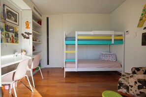 5 habitaciones, escritorio y tabla de planchar con plancha