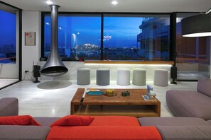 Smart TV, fireplace, DVD player, books - Swim with a 360° View in the Centre of Athens (Athina)