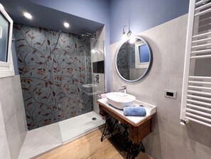 Dusche, Haartrockner, Bidet, Handtücher