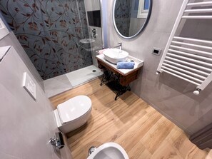 Bruser, hårtørrer, bidet, håndklæder