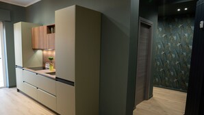 Une cuisine moderne avec des meubles encastrés, un plan de travail en bois et une petite plante.