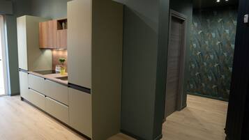 Kühlschrank, Mikrowelle, Herdplatte, Geschirrspüler