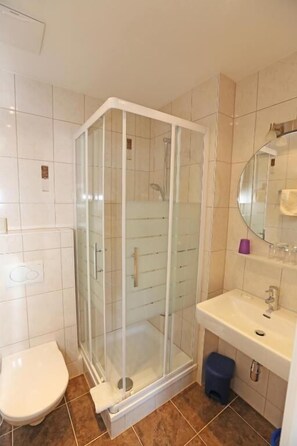 Habitación doble Deluxe, balcón, vista al lago | Baño