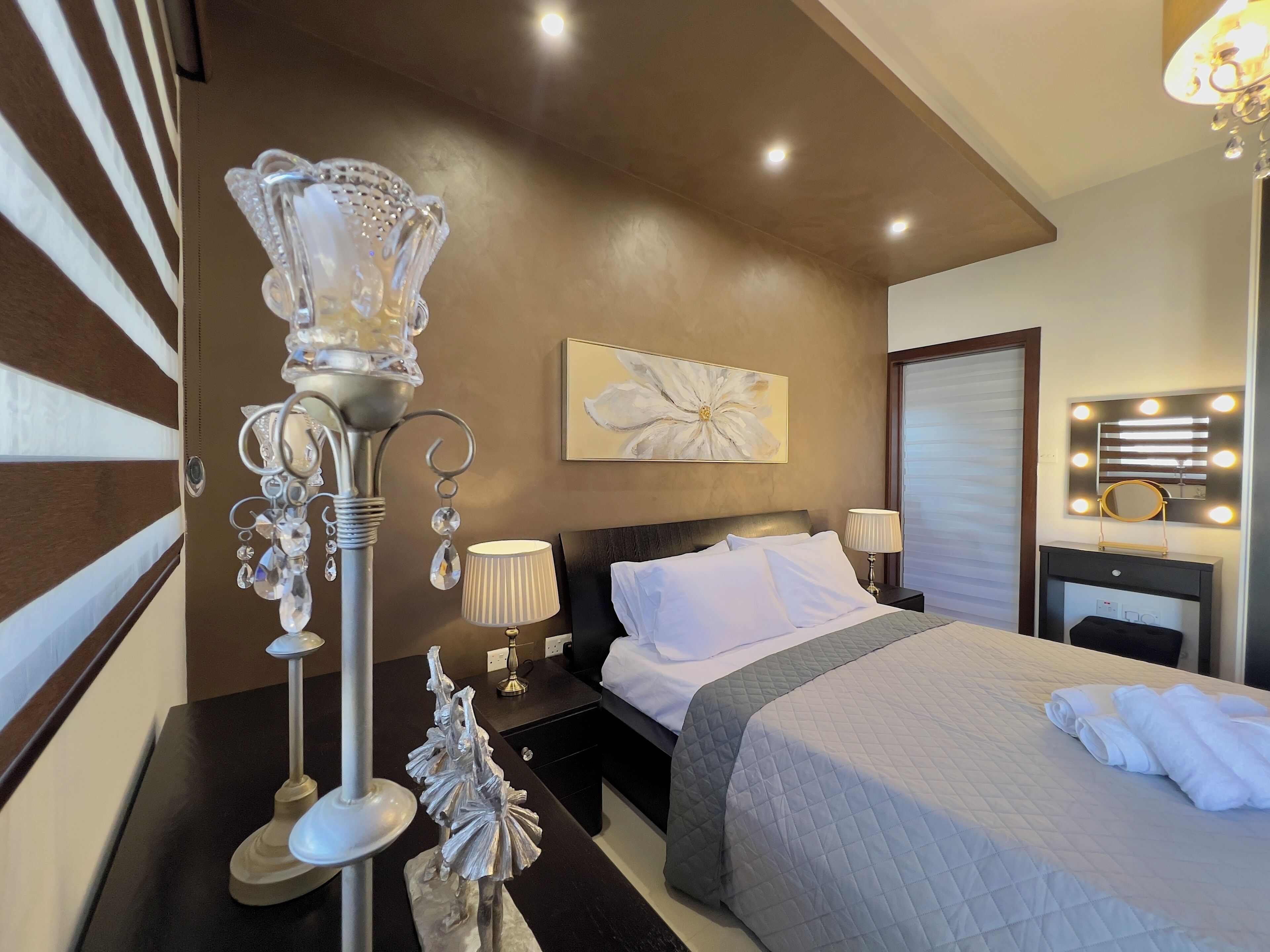 3 habitaciones, escritorio, tabla de planchar con plancha y wifi gratis 