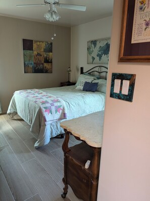 2 bedrooms, desk, WiFi, bed sheets