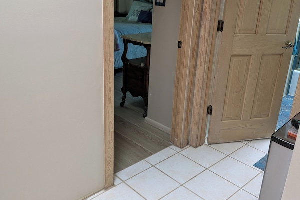 2 bedrooms, desk, WiFi, bed sheets