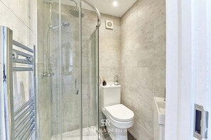 Dusche, Haartrockner, Handtücher