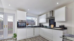 Fridge, microwave, oven, stovetop - 20%OFF • Family 3BR Home • Airport & Kingston Park (Tyne and Wear)