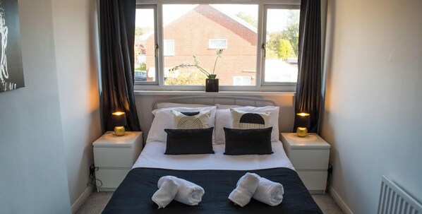 3 bedrooms, iron/ironing board, travel cot, WiFi - 20%OFF • Family 3BR Home • Airport & Kingston Park (Tyne and Wear)