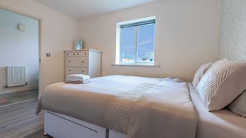 3 bedrooms, desk, iron/ironing board, free WiFi