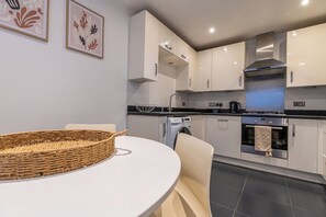 Microwave, oven, dishwasher, coffee/tea maker