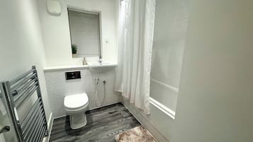 Douche, serviettes fournies, savon, shampoing