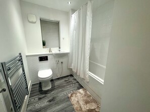 Shower, towels, soap, shampoo - Cosy Modern 3-Bed Near Etihad stadium , Co-op & Arena AO Arena & City Centre (Manchester)