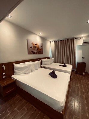 Habitación Deluxe con 1 cama matrimonial o 2 individuales, vista a la ciudad | Insonorización, tabla de planchar con plancha y wifi gratis