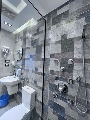 Habitación doble Deluxe, 1 cama Queen size, vista a la ciudad | Baño | Amenidades de baño gratuitas, secadora de cabello, toallas, jabón