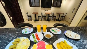 فطور كامل مجانًا يوميًا
