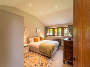 1 soverom, skrivebord, strykejern/-brett og reiseseng for barn