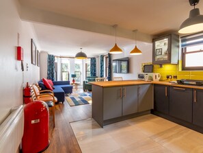 ثلاجة، ميكروويف، فرن، غسالة أطباق