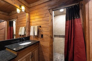 Een douche, een bidet, handdoeken, zeep