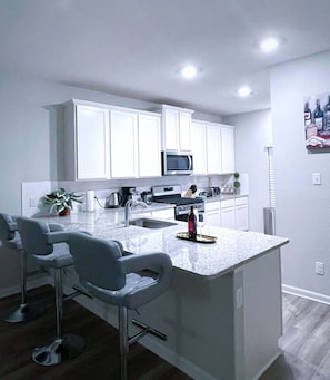 Réfrigérateur, micro-ondes, four, plaque de cuisson