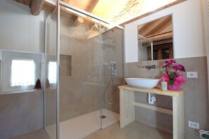 Regadera, secadora de cabello, bidet 