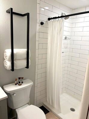 Dusche, Haartrockner, Handtücher, Seife