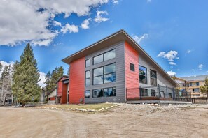 Exterior - Newly Updated 3B/2B, Walk to Restaurants, 50 Steps to Ski Shuttle.  (Winter Park)