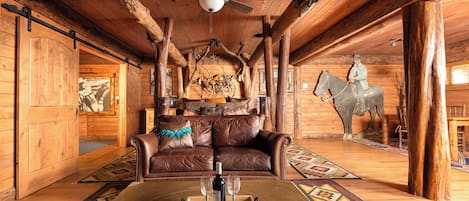 Smart TV, chimenea y oficina
