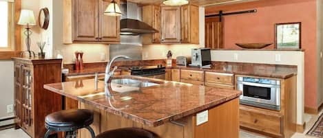 Een koelkast, een magnetron, een oven, een kookplaat