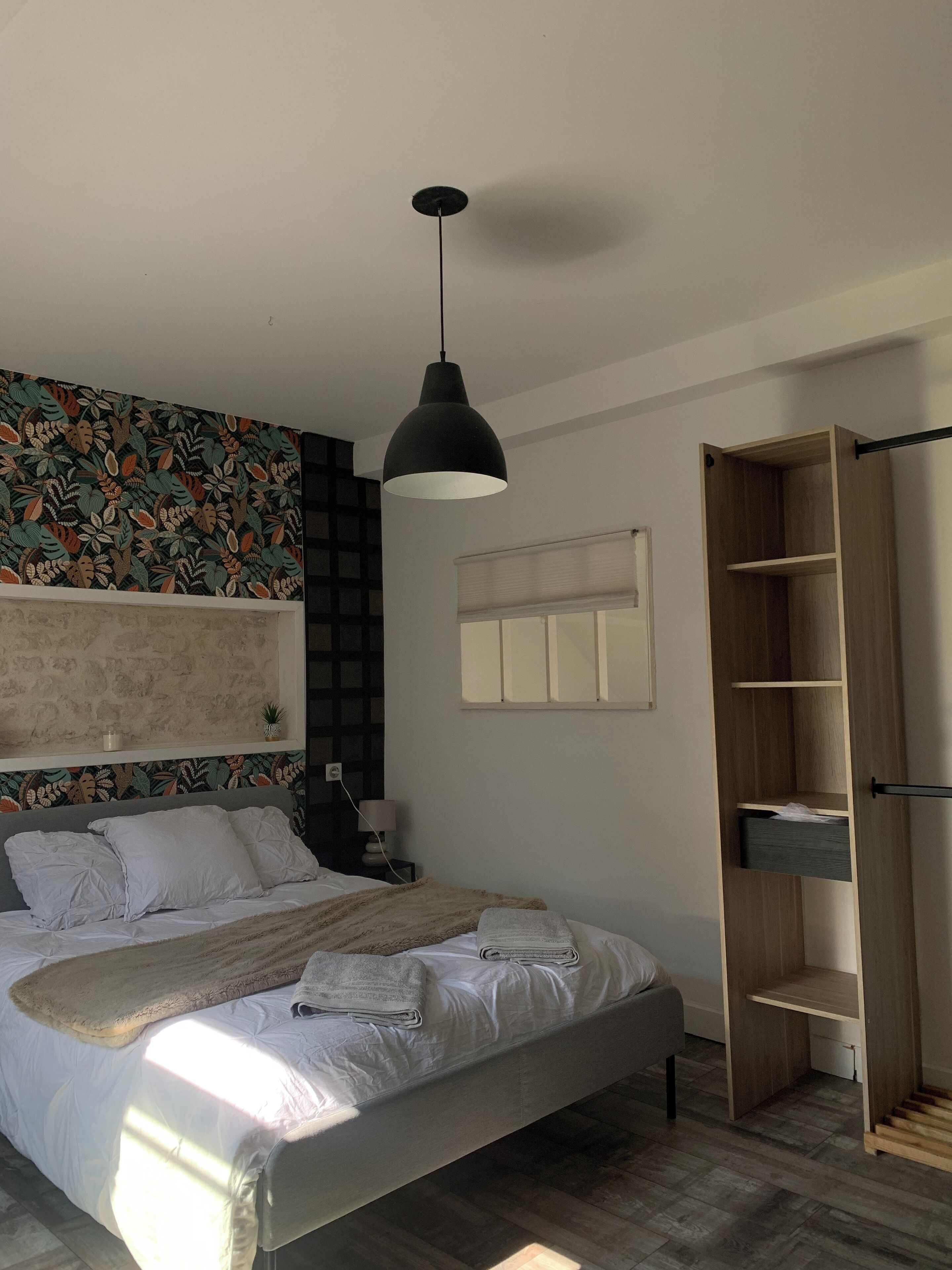 5 habitaciones, tabla de planchar con plancha y cuna de viaje 