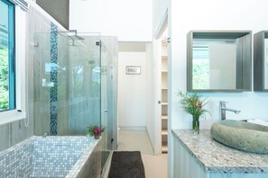 Deluxe Suite, Mountain View | Bathroom | Separate bathtub and shower, towels, soap, shampoo - Casa Maracuya (San Mateo)