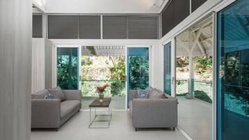 Deluxe Suite, Mountain View | Living area