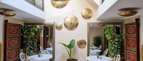 5 chambres, coffres-forts dans les chambres, fer et planche Ă repasser