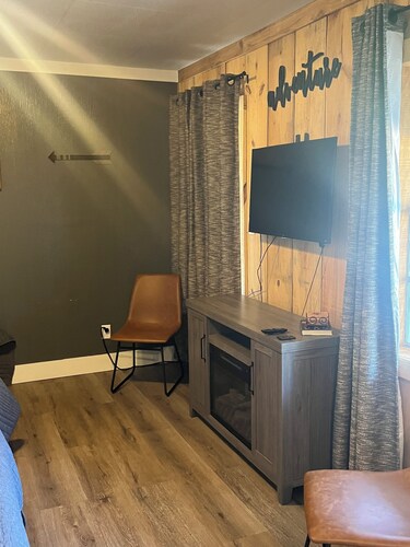 Reel Em Inn: Cozy, Clean, 1 Mile from Lake Texoma! Perfect for Weekend Getaways 