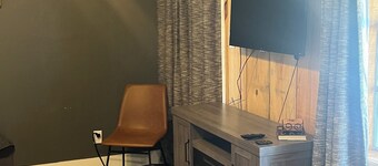 Reel Em Inn: Cozy, Clean, 1 Mile from Lake Texoma! Perfect for Weekend Getaways 