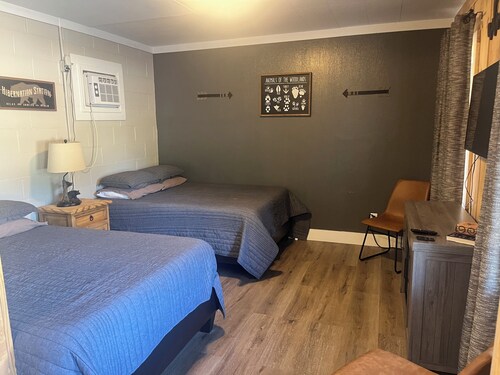Reel Em Inn: Cozy, Clean, 1 Mile from Lake Texoma! Perfect for Weekend Getaways 