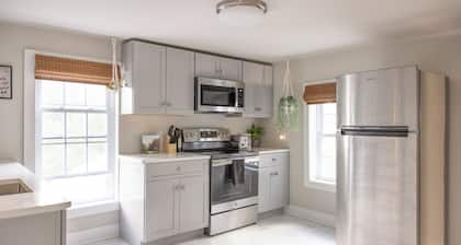 New hot tub & outdoor TV! 3 bedroom apt dwntn Middletown, across from Wesleyan