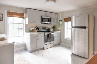 Walk to Wesleyan & Dwtn - New hot tub with outdoor TV