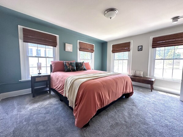 3 bedrooms, iron/ironing board, WiFi, bed sheets