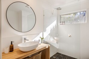 Hair dryer, towels - Anelga - Beachfront on Eagle Bay (Eagle Bay)