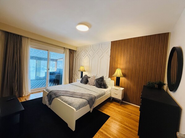 4 bedrooms, desk, WiFi, bed sheets