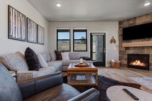 Smart TV, fireplace, computer monitors - Deer Valley East near Jordanelle Lake & Ski Lift - 3 King Beds! (Daniel)