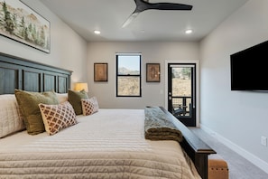 3 bedrooms, desk, iron/ironing board, free WiFi - Deer Valley East near Jordanelle Lake & Ski Lift - 3 King Beds! (Daniel)