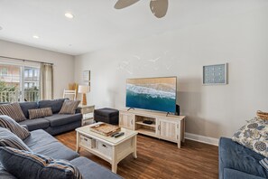 TV connectée, livres, espaces bureaux