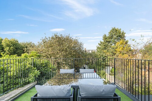 Free Parking! 2BD Great Transport Links w/ Balcony