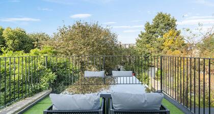 Free Parking! 2BD Great Transport Links w/ Balcony