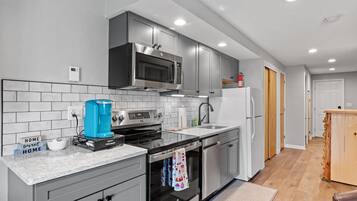 Mikrowelle, Ofen, Herdplatte, Geschirrspüler