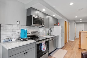 Mikrowelle, Ofen, Herdplatte, Geschirrspüler