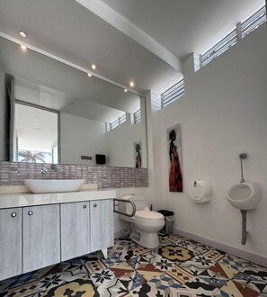 Dusche, Handtücher, Seife, Toilettenpapier