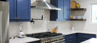 Remodeled 4/3 Farmhouse, 12 minute walk to campus. Min 2 night stay 4 home games